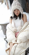 冰天雪地里的动人女孩，匀称童颜女生徐微微气质户外敬业写真图片
