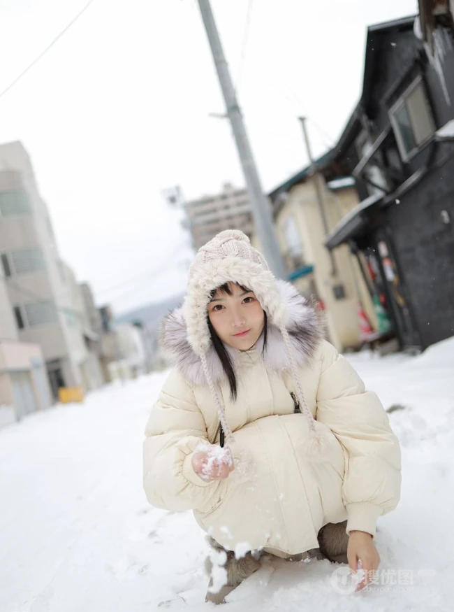 冰天雪地里的动人女孩，匀称童颜女生徐微微气质户外敬业写真图片