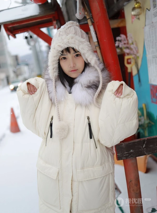 冰天雪地里的动人女孩，匀称童颜女生徐微微气质户外敬业写真图片