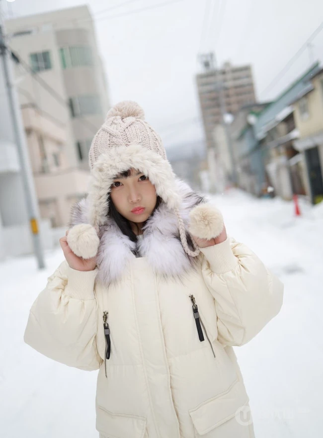 冰天雪地里的动人女孩，匀称童颜女生徐微微气质户外敬业写真图片