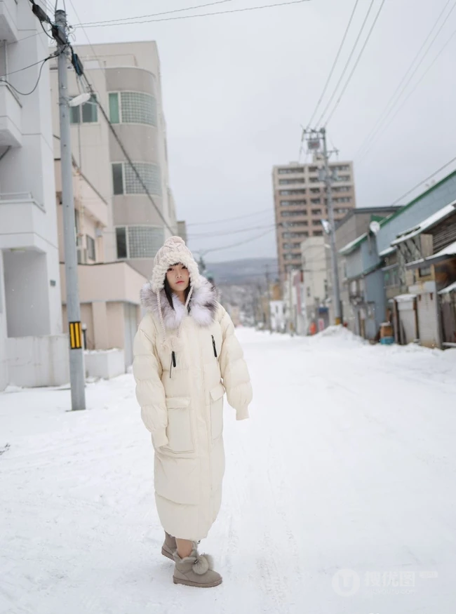冰天雪地里的动人女孩，匀称童颜女生徐微微气质户外敬业写真图片
