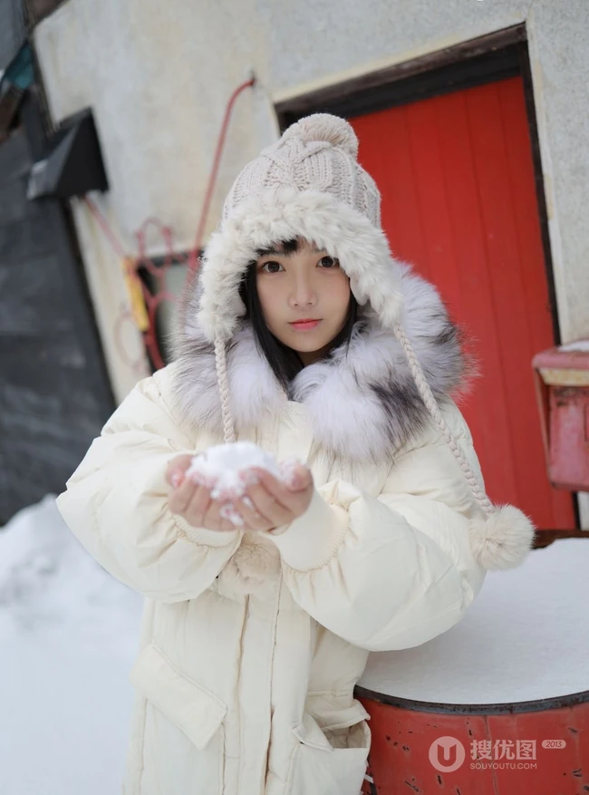 冰天雪地里的动人女孩，匀称童颜女生徐微微气质户外敬业写真图片