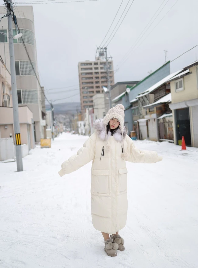 冰天雪地里的动人女孩，匀称童颜女生徐微微气质户外敬业写真图片