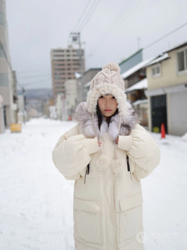 冰天雪地里的动人女孩，匀称童颜女生徐微微气质户外敬业写真图片