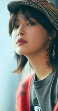 辛芷蕾着贝雷帽牛仔喇叭裤酷美复古写真，尽显高挑身材
