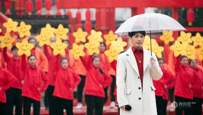 白宇冒雨参加活动现场写真，着白色风衣拿雨伞干净帅气