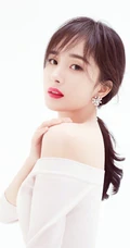 杨幂甜美写真，杨幂秀发披肩笑容动人魅力写真图片