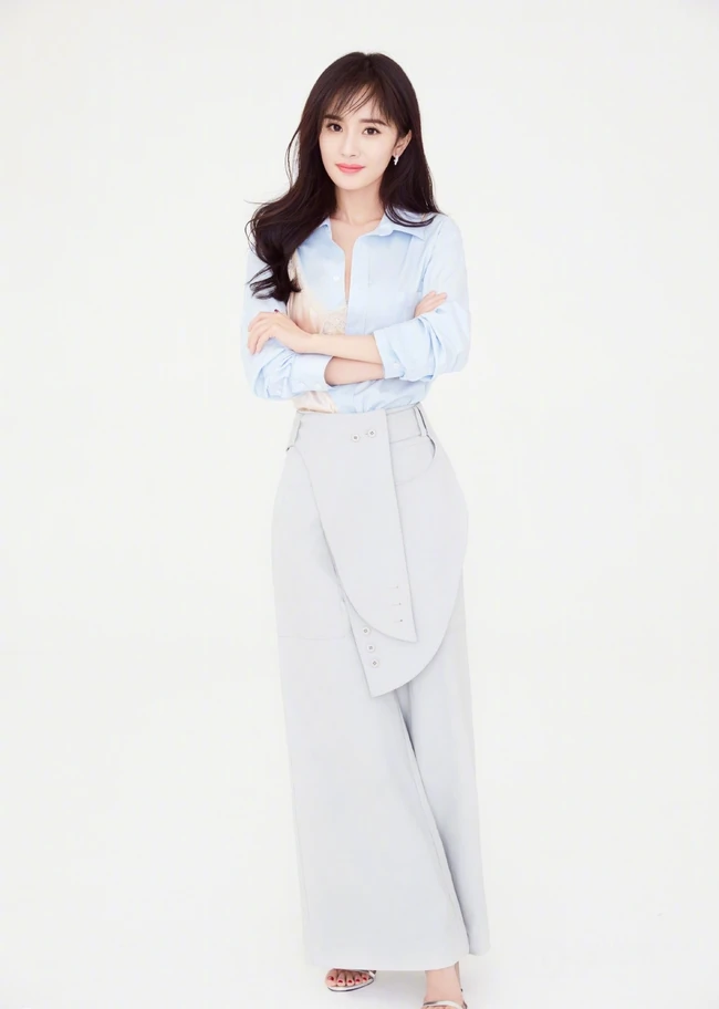 杨幂甜美写真，杨幂秀发披肩笑容动人魅力写真图片