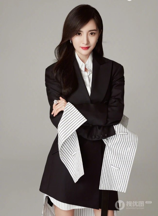 杨幂甜美写真，杨幂秀发披肩笑容动人魅力写真图片