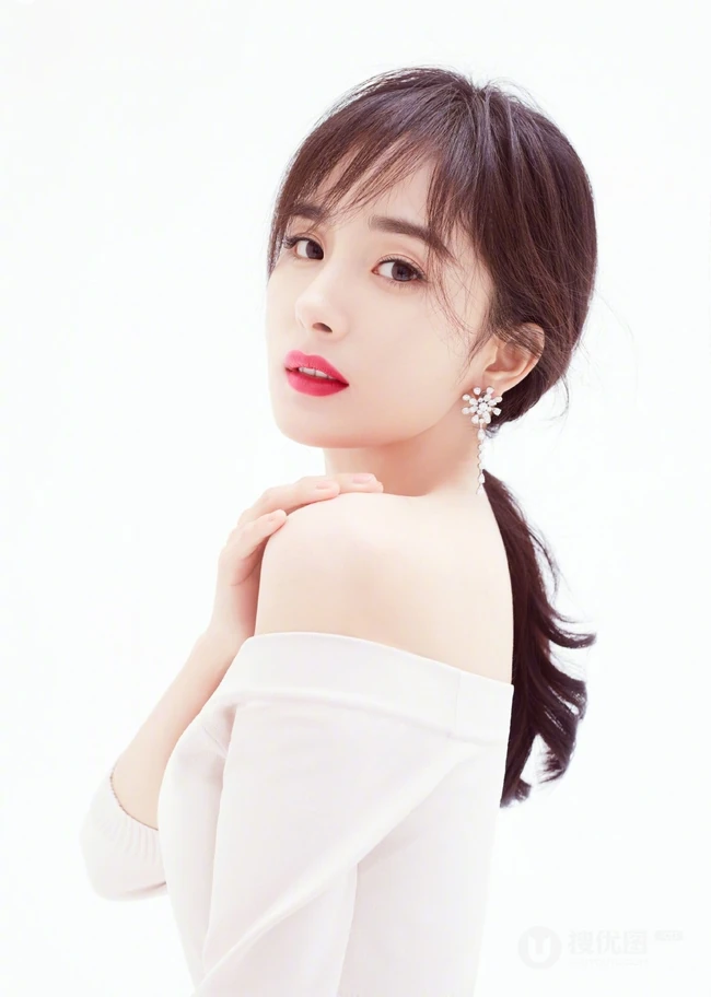 杨幂甜美写真，杨幂秀发披肩笑容动人魅力写真图片