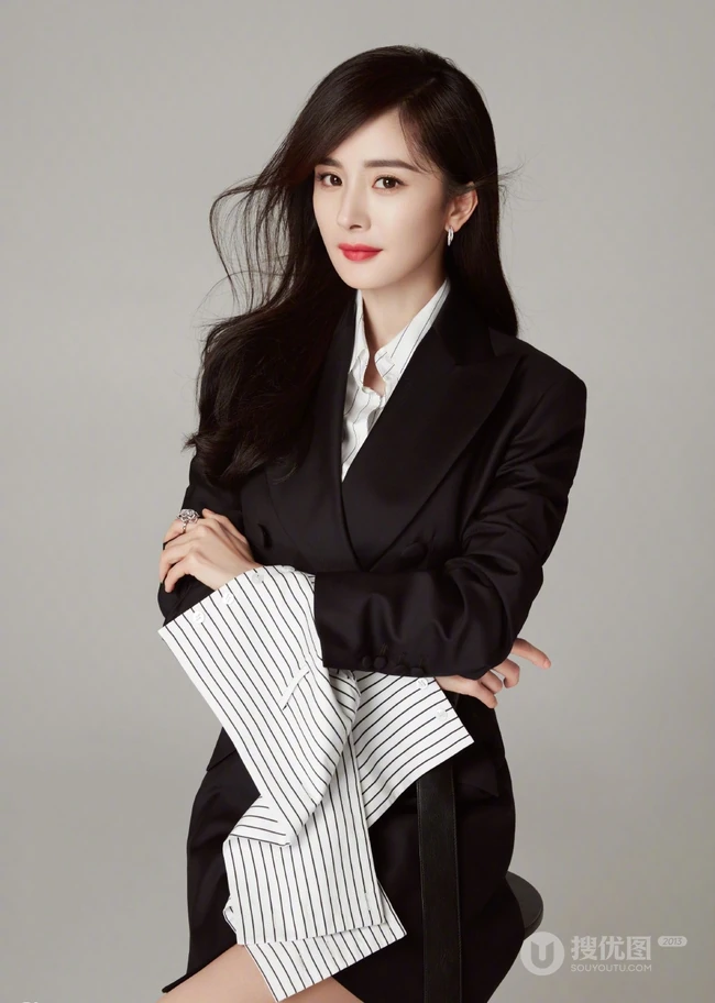 杨幂甜美写真，杨幂秀发披肩笑容动人魅力写真图片
