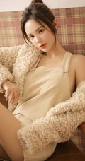肩带连衣短裙女生黄伊羚暖色系服饰气质室内写真图片