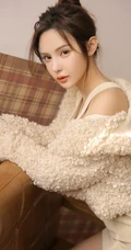肩带连衣短裙女生黄伊羚暖色系服饰气质室内写真图片