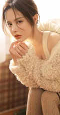 肩带连衣短裙女生黄伊羚暖色系服饰气质室内写真图片