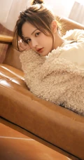 肩带连衣短裙女生黄伊羚暖色系服饰气质室内写真图片