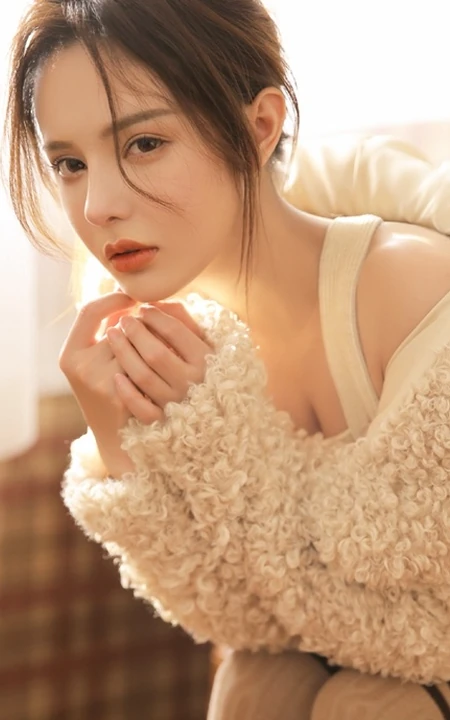肩带连衣短裙女生黄伊羚暖色系服饰气质室内写真图片