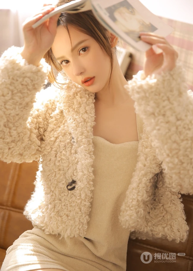 肩带连衣短裙女生黄伊羚暖色系服饰气质室内写真图片