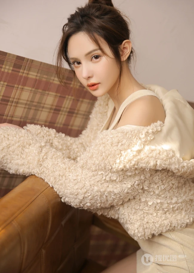 肩带连衣短裙女生黄伊羚暖色系服饰气质室内写真图片