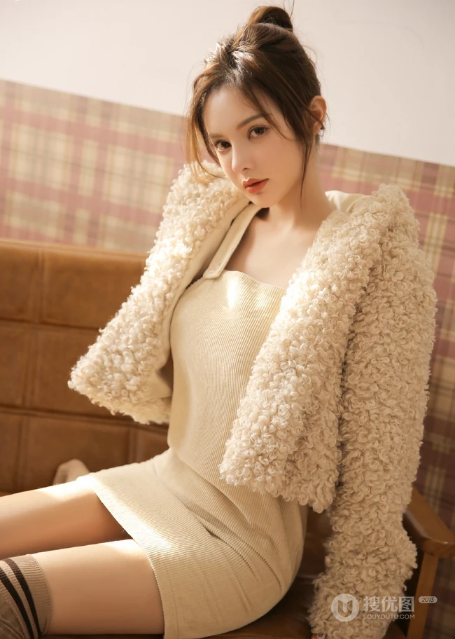 肩带连衣短裙女生黄伊羚暖色系服饰气质室内写真图片