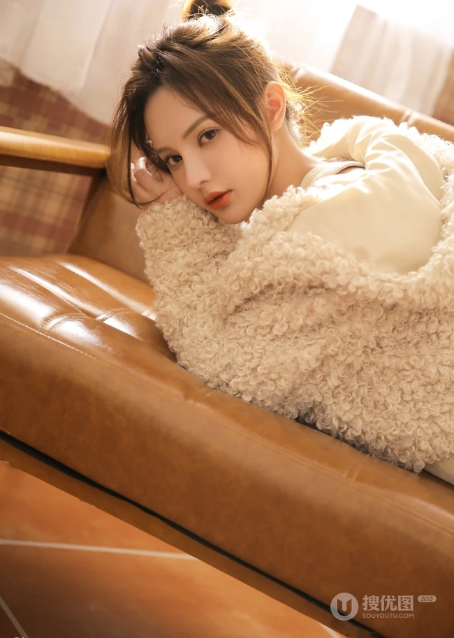 肩带连衣短裙女生黄伊羚暖色系服饰气质室内写真图片