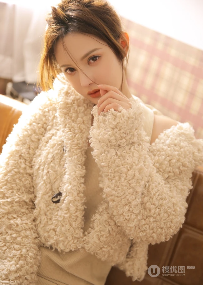 肩带连衣短裙女生黄伊羚暖色系服饰气质室内写真图片