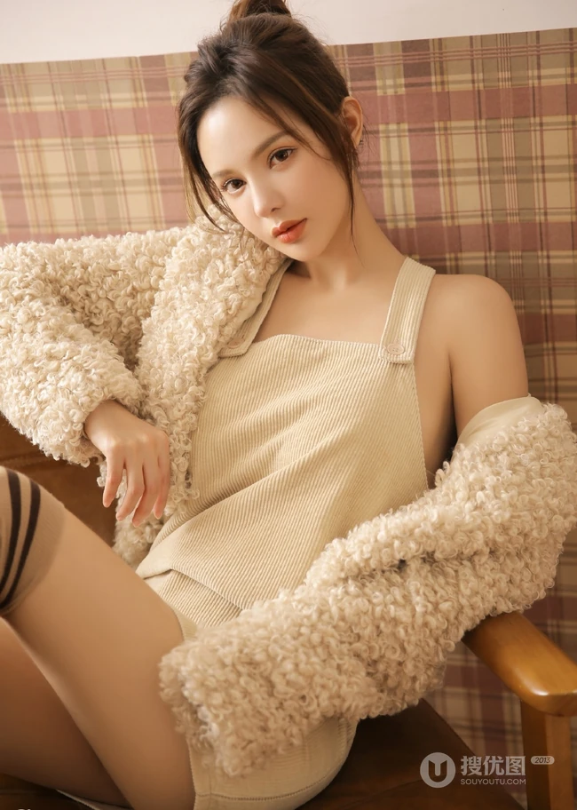 肩带连衣短裙女生黄伊羚暖色系服饰气质室内写真图片