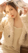 肩带连衣短裙女生黄伊羚暖色系服饰气质室内写真图片
