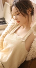 肩带连衣短裙女生黄伊羚暖色系服饰气质室内写真图片