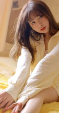 纯真的小眼神，长发女孩暖黄色夹克短裤室内写真图片