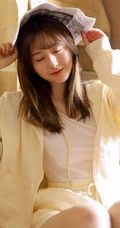 纯真的小眼神，长发女孩暖黄色夹克短裤室内写真图片
