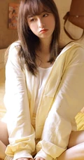 纯真的小眼神，长发女孩暖黄色夹克短裤室内写真图片