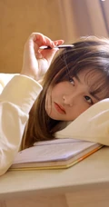 纯真的小眼神，长发女孩暖黄色夹克短裤室内写真图片