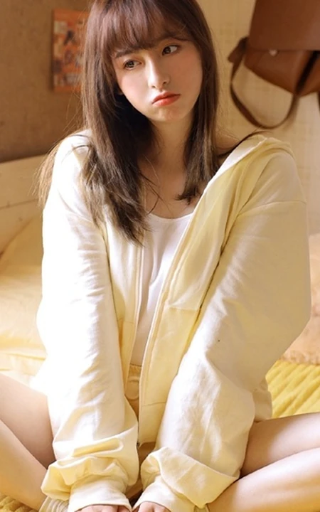 纯真的小眼神，长发女孩暖黄色夹克短裤室内写真图片