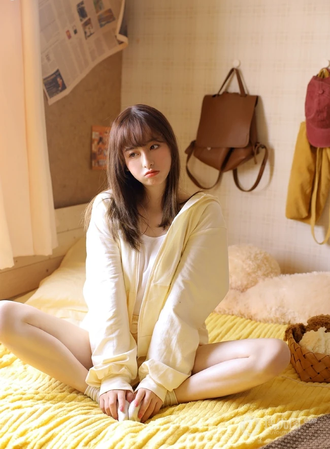 纯真的小眼神，长发女孩暖黄色夹克短裤室内写真图片