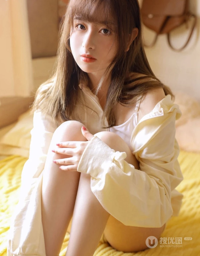 纯真的小眼神，长发女孩暖黄色夹克短裤室内写真图片