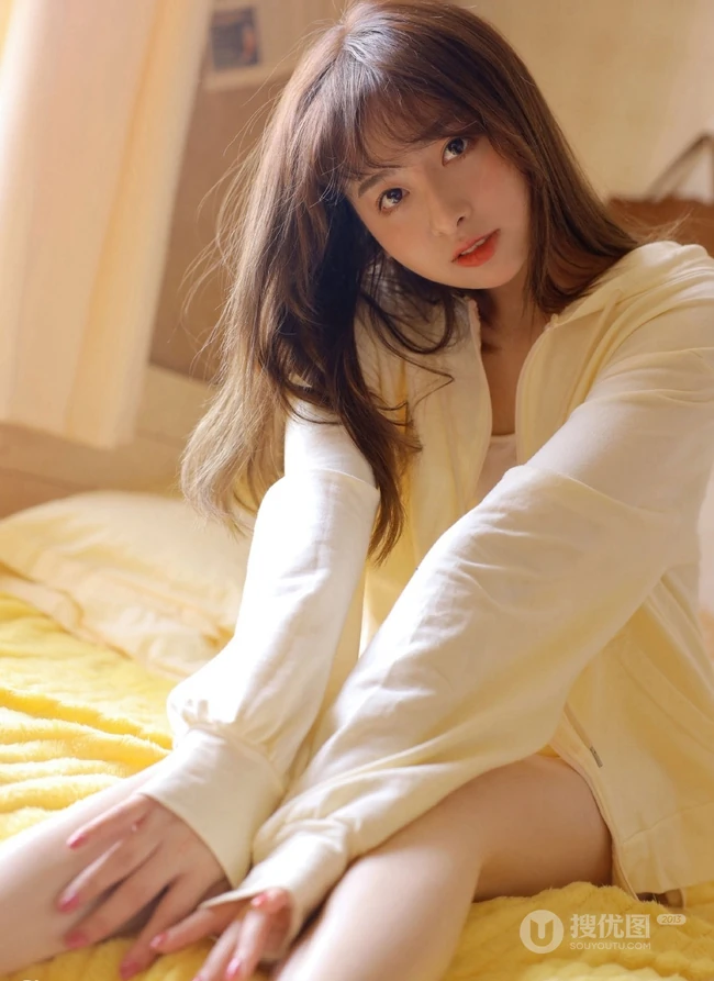 纯真的小眼神，长发女孩暖黄色夹克短裤室内写真图片