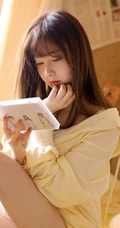 纯真的小眼神，长发女孩暖黄色夹克短裤室内写真图片