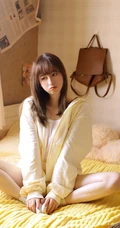 纯真的小眼神，长发女孩暖黄色夹克短裤室内写真图片