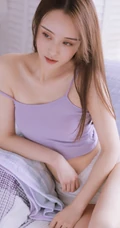 柔美型魅力女孩紧身肩带短背心短裤气质动人室内写真图片
