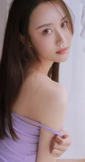 柔美型魅力女孩紧身肩带短背心短裤气质动人室内写真图片