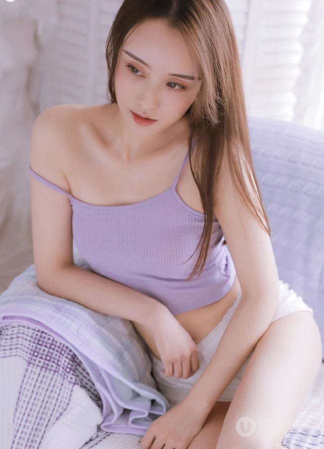 柔美型魅力女孩紧身肩带短背心短裤气质动人室内写真图片