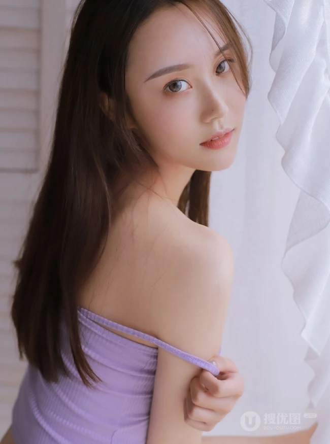 柔美型魅力女孩紧身肩带短背心短裤气质动人室内写真图片