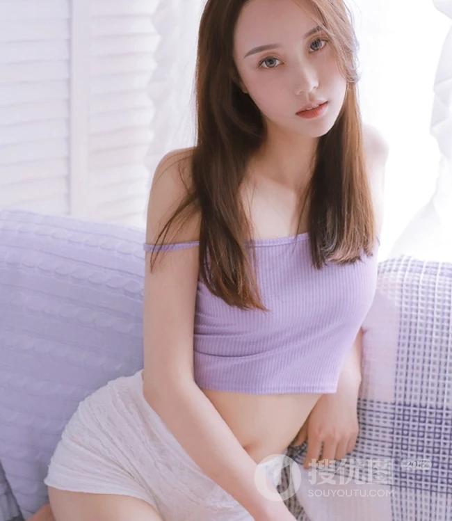 柔美型魅力女孩紧身肩带短背心短裤气质动人室内写真图片