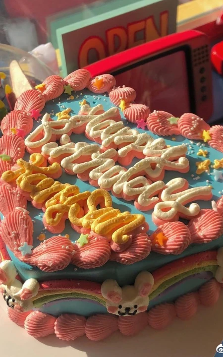 欧式风格的爱心撞色生日蛋糕图片