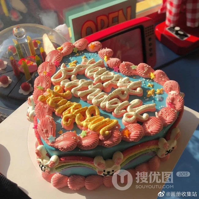 欧式风格的爱心撞色生日蛋糕图片 第1张