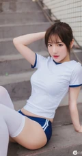 身材姣好饱满学生妹气质紧身体操服短裤白袜操场一角写真图片