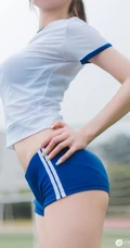 身材姣好饱满学生妹气质紧身体操服短裤白袜操场一角写真图片