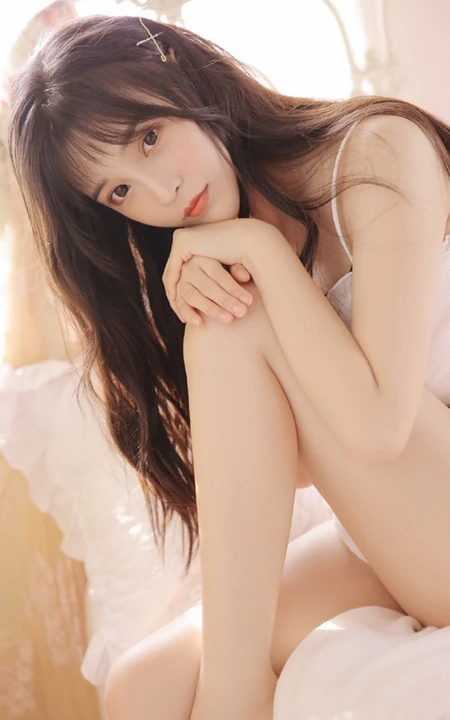长发气质美丽女孩白色礼裙短裤纤细线条线条感动人室内写真图片