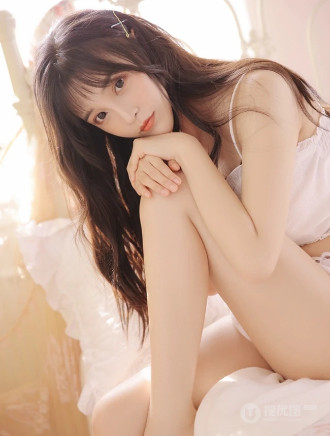 长发气质美丽女孩白色礼裙短裤纤细线条线条感动人室内写真图片