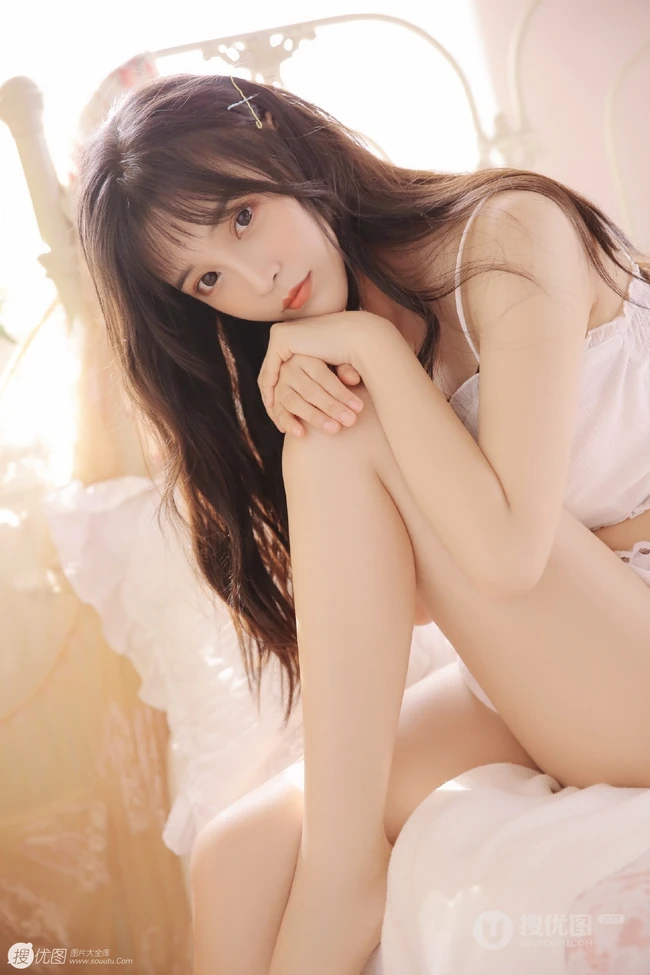 长发气质美丽女孩白色礼裙短裤纤细线条线条感动人室内写真图片